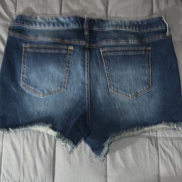 TORRID RAW HEM STRETCH DENIM SHORTS SIZE 18. - Picture 4 of 12